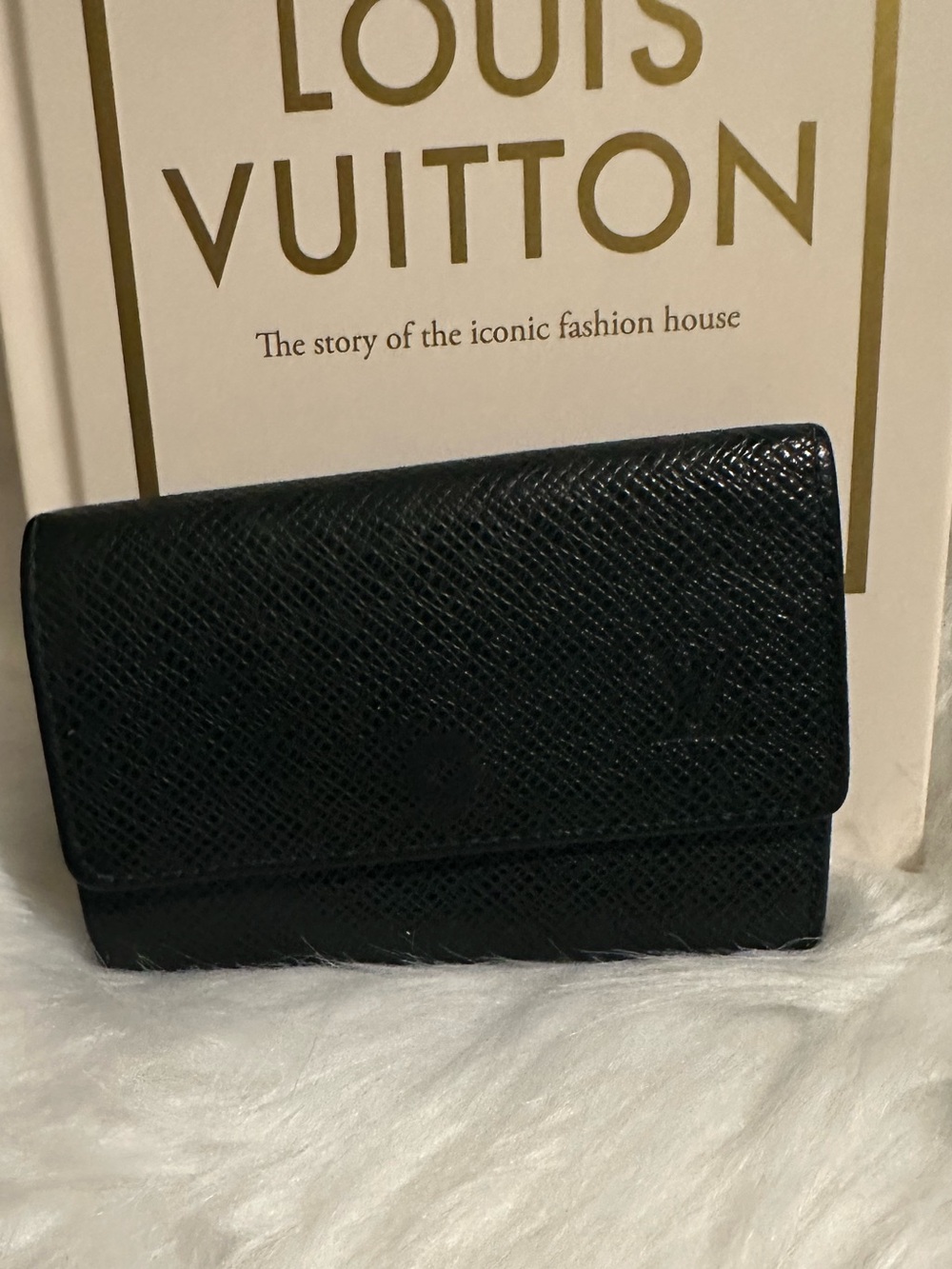 Louis Vuitton Taiga Leather 6-Key Holder Black/Dark Green Leather Made in Spain